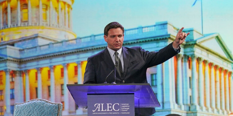 Gouveneur Ron DeSantis TERECHT tegen alle coronamaatregelen.